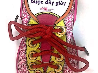 Bé gái khéo tay buộc dây giày – Oldrich Ruzicka